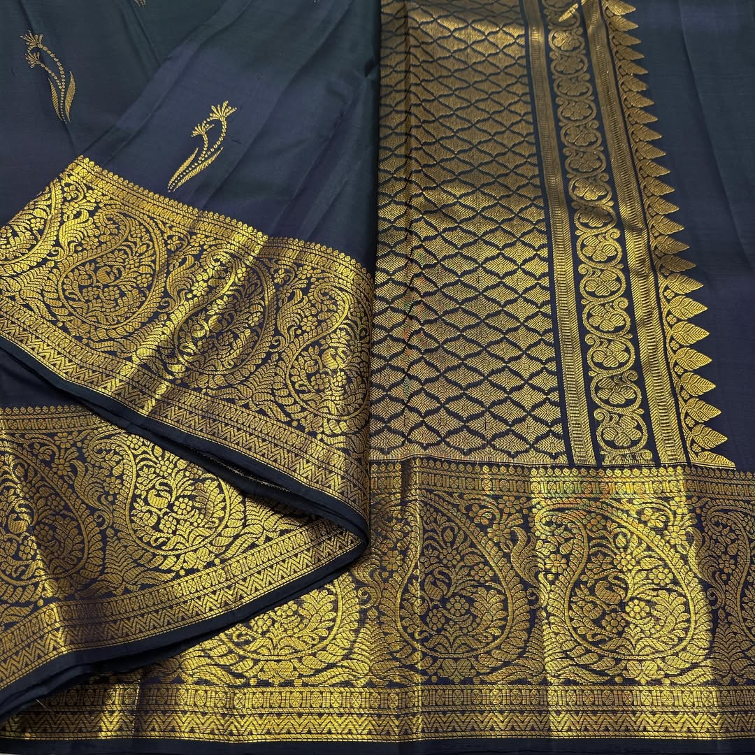 Magnetic Navy Blue Pure Zari Weaving Banarasi Silk Saree With Ravishing Blouse Piece