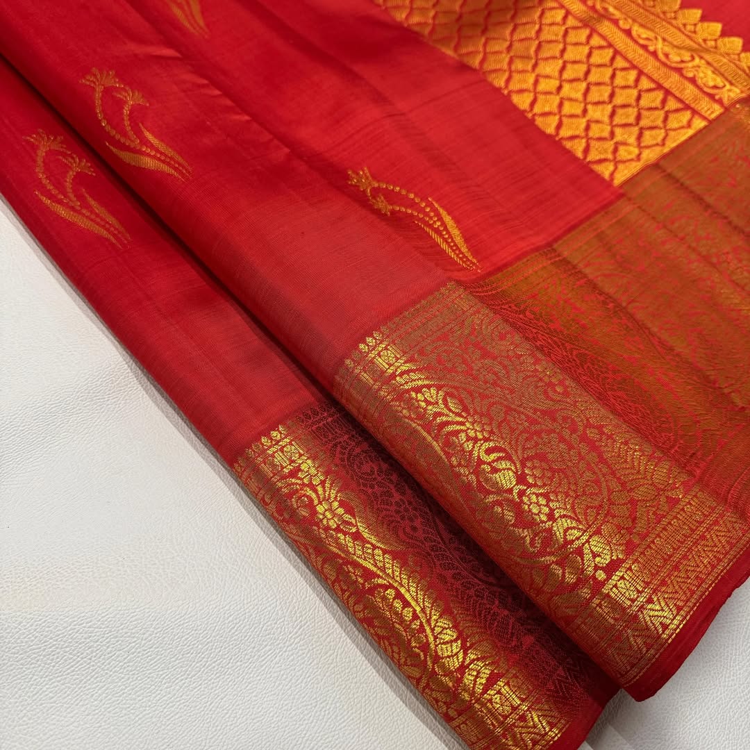 Ornate Red Pure Zari Weaving Banarasi Silk Saree With Majesty Blouse Piece