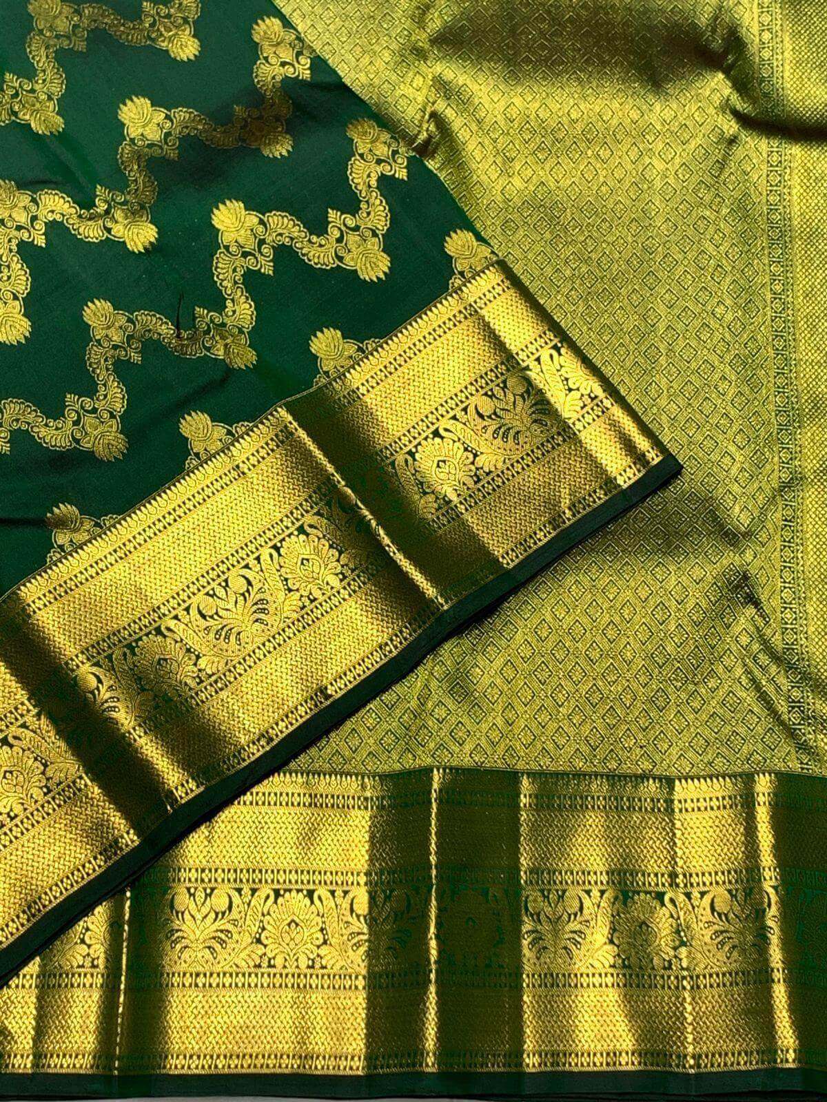 Fantabulous Dark Green Pure Zari Weaving Banarasi Silk Saree With Inspiring Blouse Piece