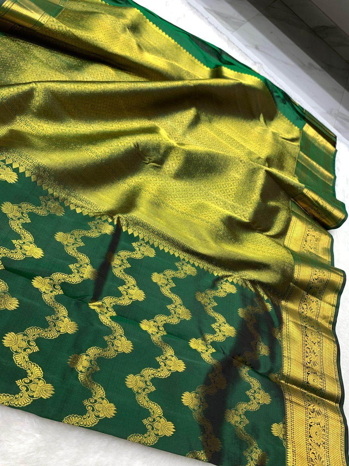 Fantabulous Dark Green Pure Zari Weaving Banarasi Silk Saree With Inspiring Blouse Piece
