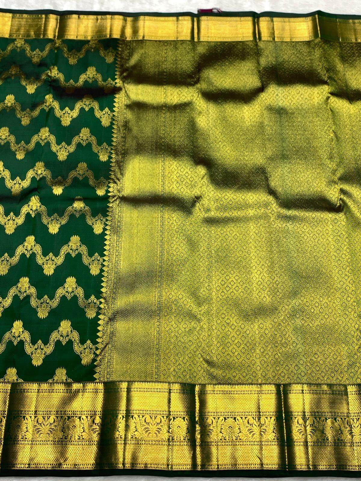 Fantabulous Dark Green Pure Zari Weaving Banarasi Silk Saree With Inspiring Blouse Piece