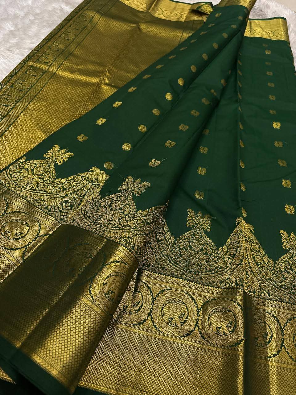 Exceptional Dark Green Pure Zari Weaving Banarasi Silk Saree With Snappy Blouse Piece