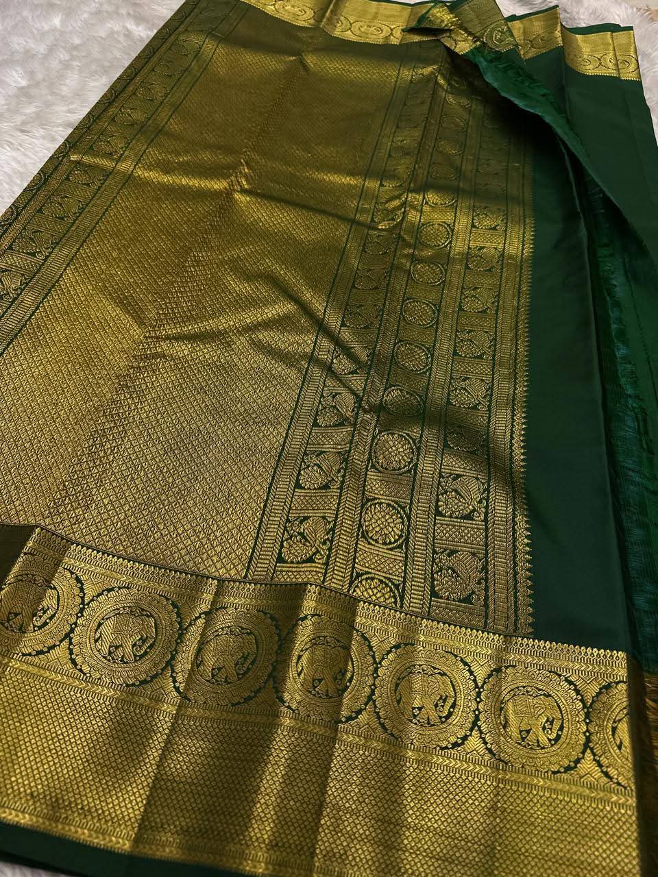 Exceptional Dark Green Pure Zari Weaving Banarasi Silk Saree With Snappy Blouse Piece