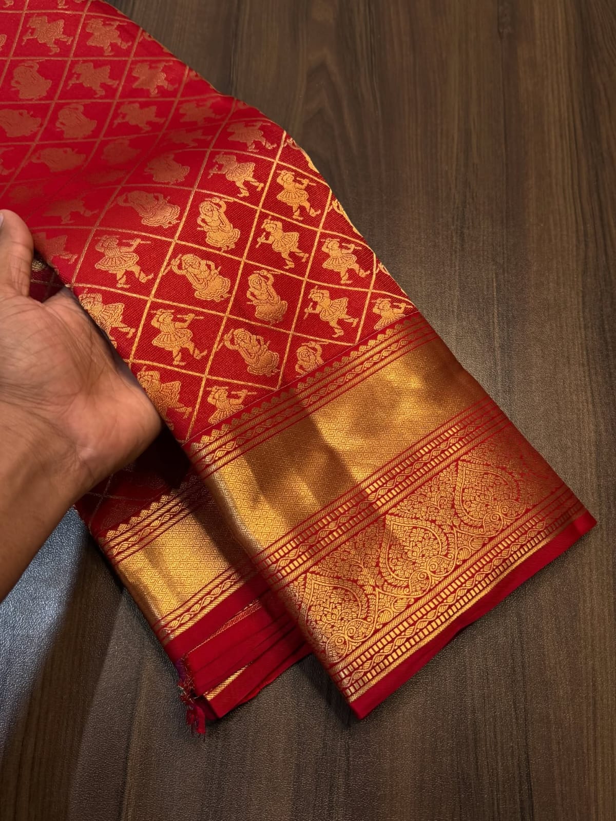 Beguiling Red Pure Zari Weaving Banarasi Silk Saree With Verdant Blouse Piece