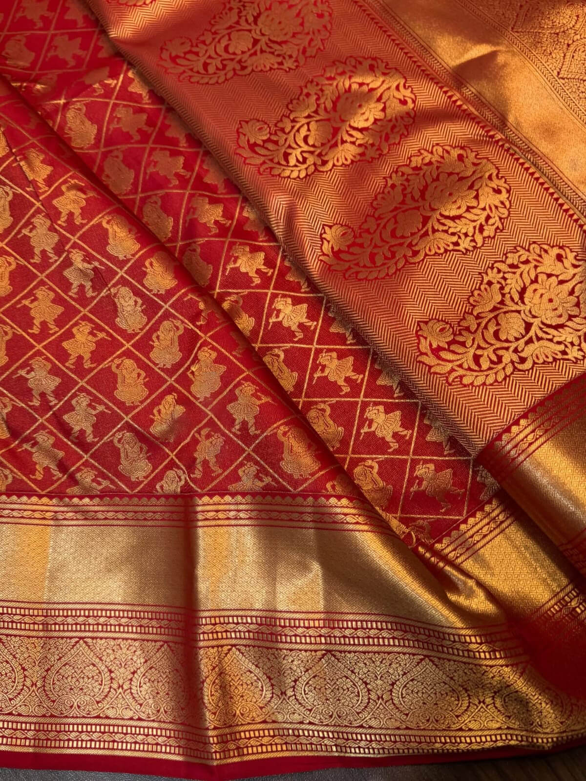 Beguiling Red Pure Zari Weaving Banarasi Silk Saree With Verdant Blouse Piece