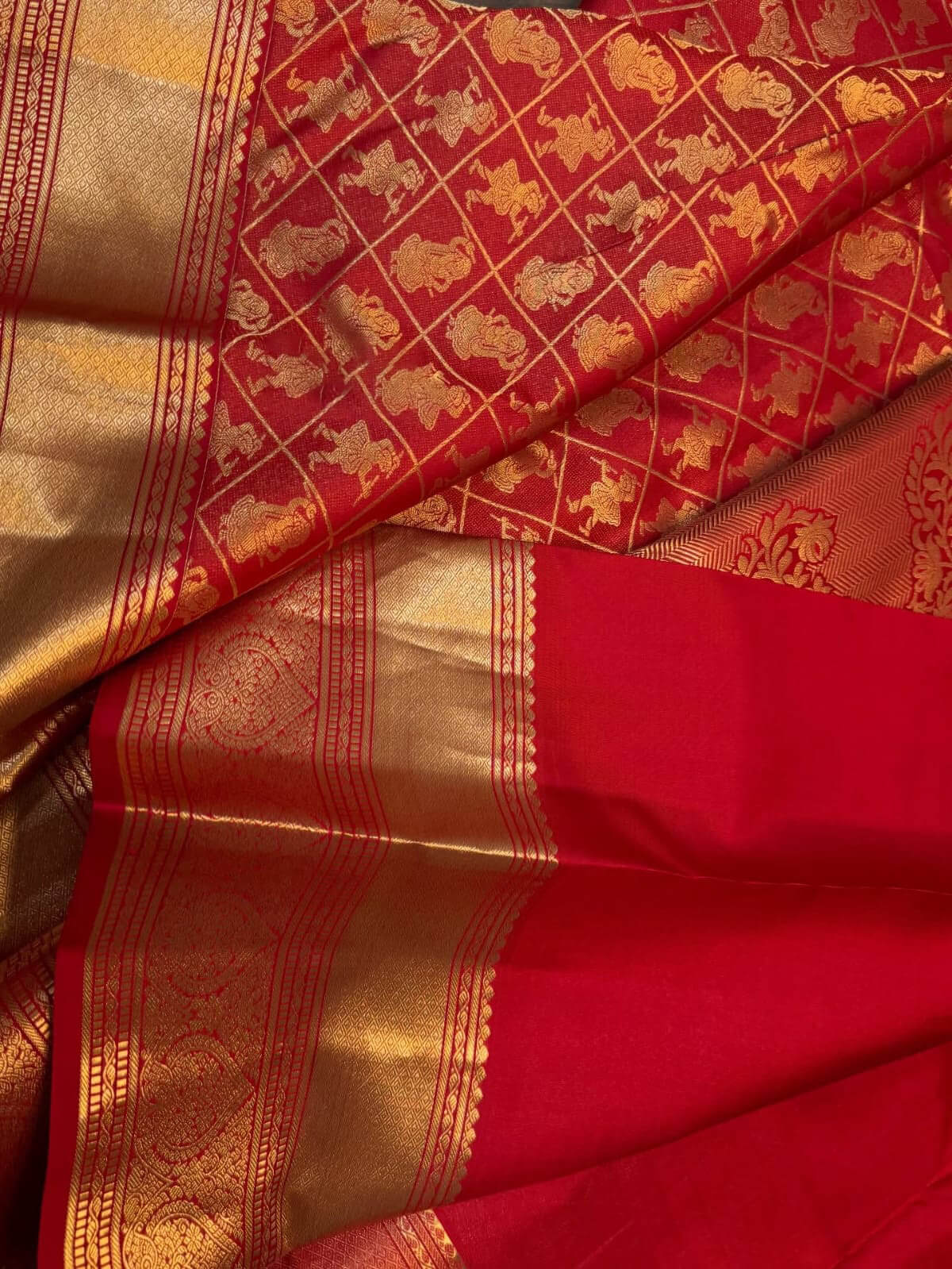 Beguiling Red Pure Zari Weaving Banarasi Silk Saree With Verdant Blouse Piece