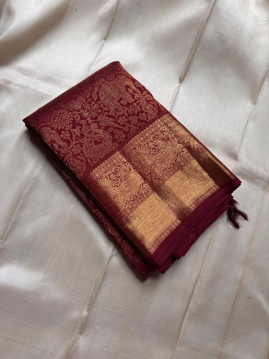 Inimitable Maroon Pure Zari Weaving Banarasi Silk Saree With Sonorous Blouse Piece