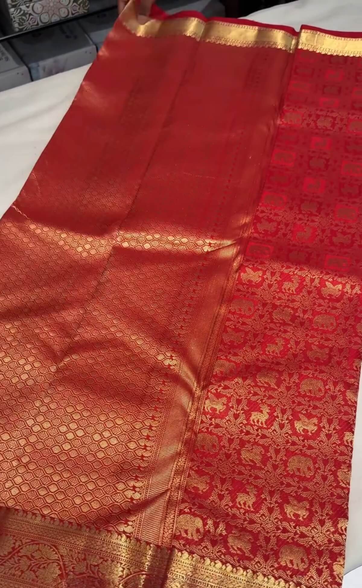 Nebula Red Pure Zari Weaving Banarasi Silk Saree With Splendorous Blouse Piece