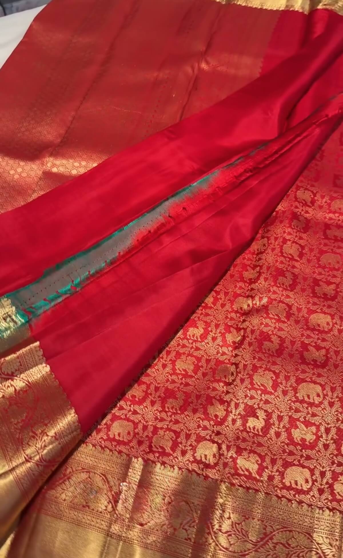 Nebula Red Pure Zari Weaving Banarasi Silk Saree With Splendorous Blouse Piece