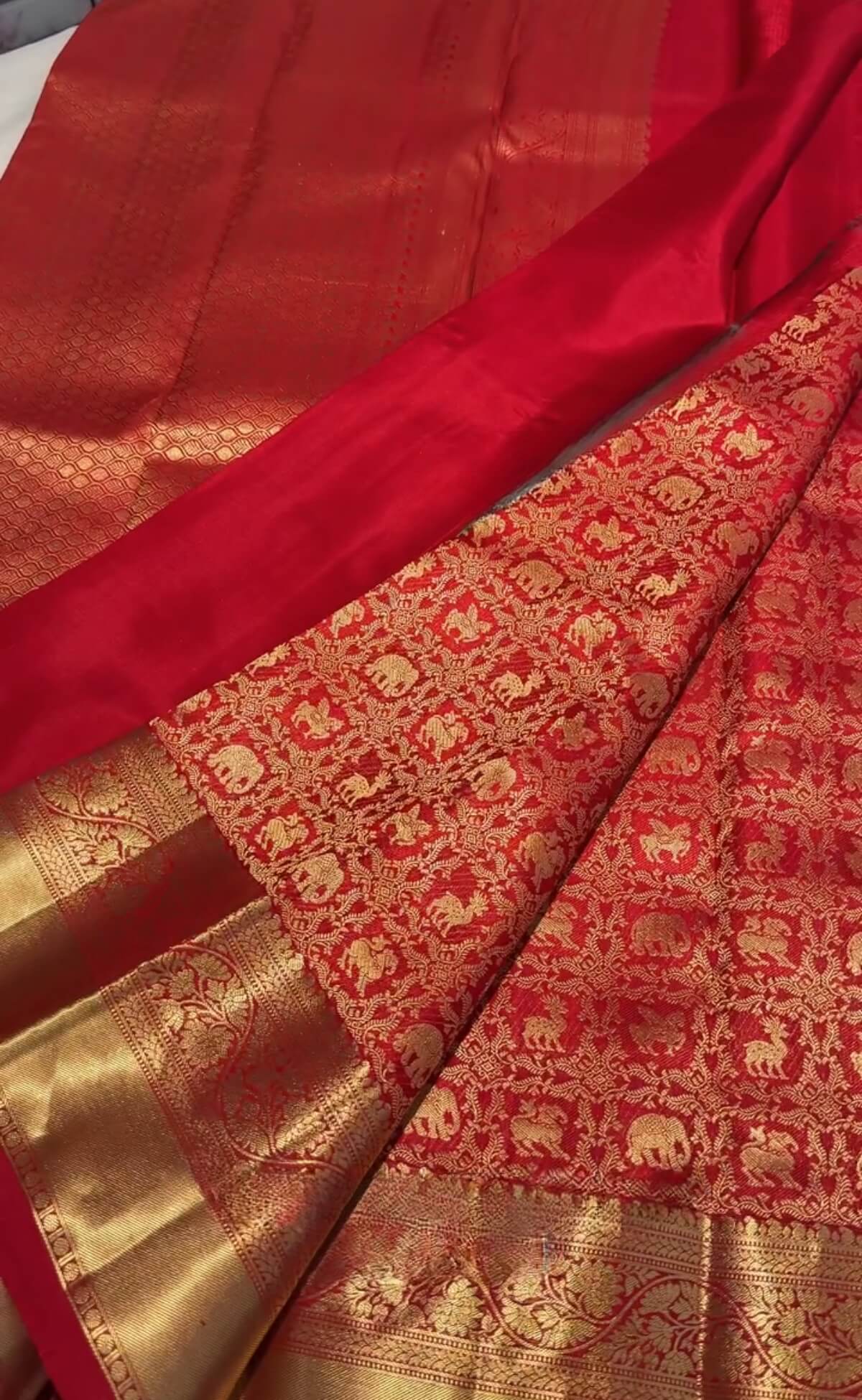 Nebula Red Pure Zari Weaving Banarasi Silk Saree With Splendorous Blouse Piece
