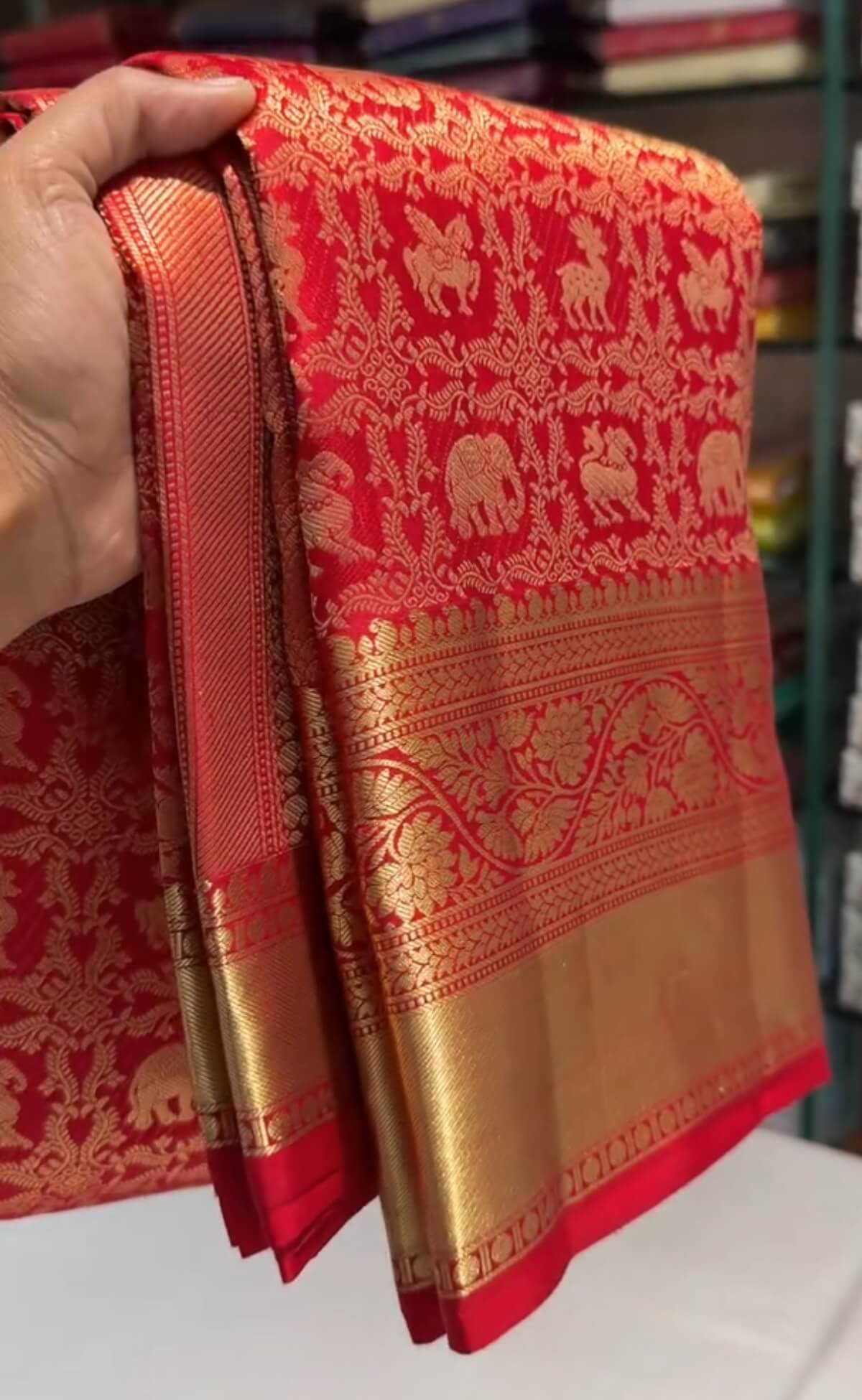 Nebula Red Pure Zari Weaving Banarasi Silk Saree With Splendorous Blouse Piece