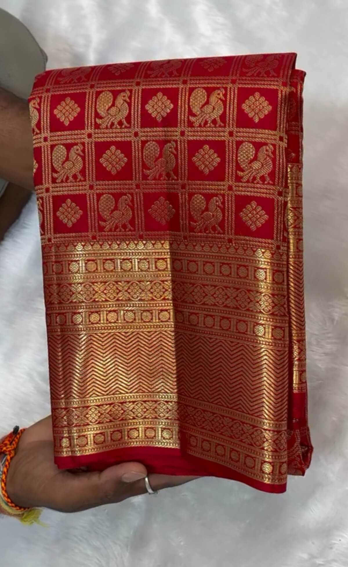 Prodigal Red Pure Zari Weaving Banarasi Silk Saree With Majesty Blouse Piece