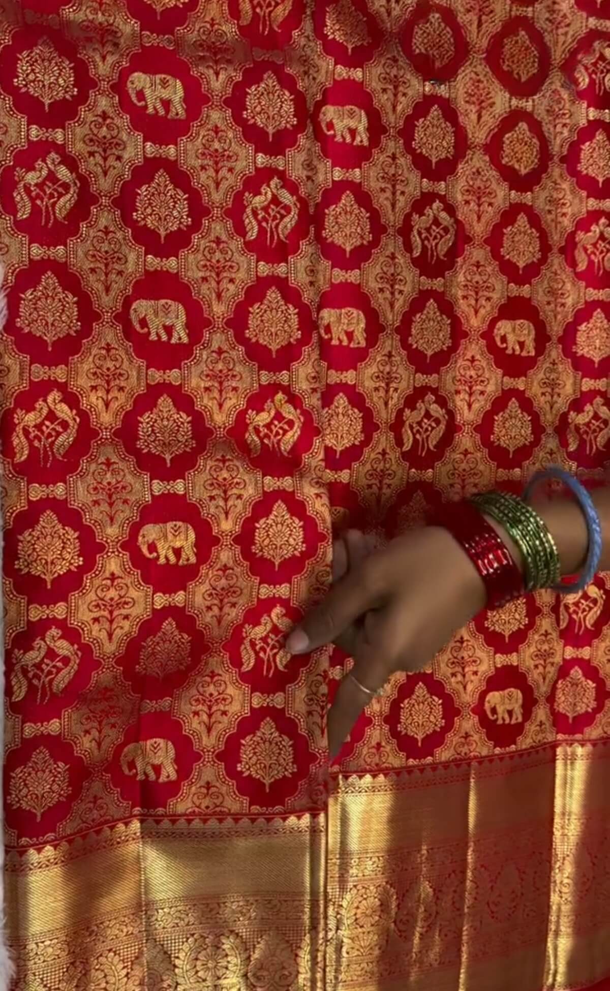 Eclat Red Pure Zari Weaving Banarasi Silk Saree With Beautiful Blouse Piece