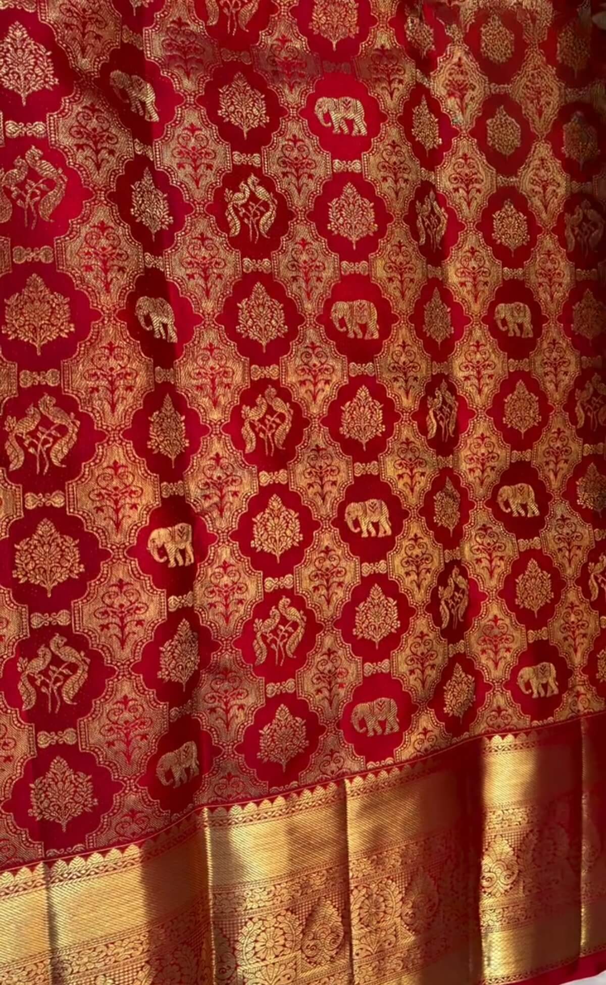 Eclat Red Pure Zari Weaving Banarasi Silk Saree With Beautiful Blouse Piece