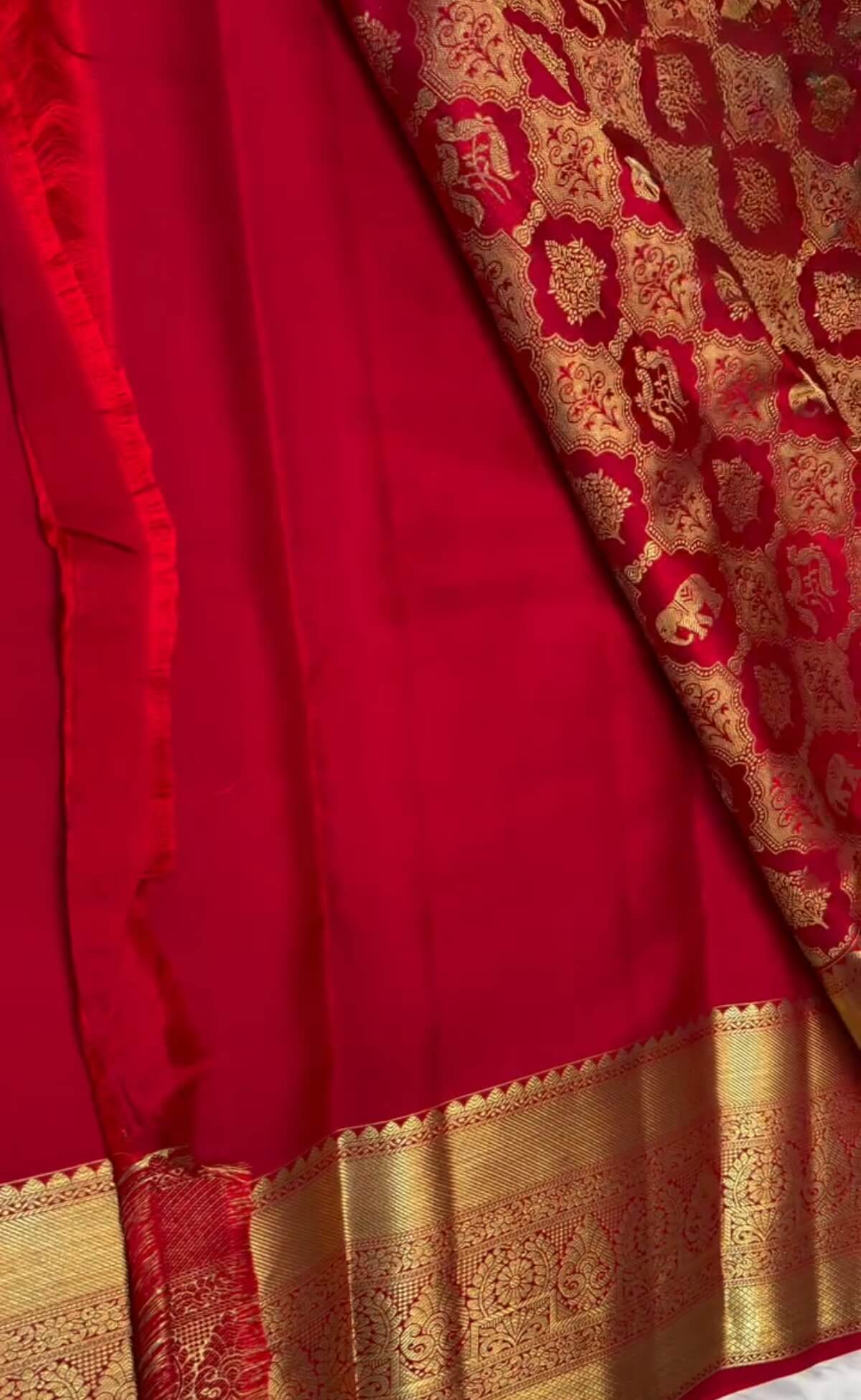 Eclat Red Pure Zari Weaving Banarasi Silk Saree With Beautiful Blouse Piece