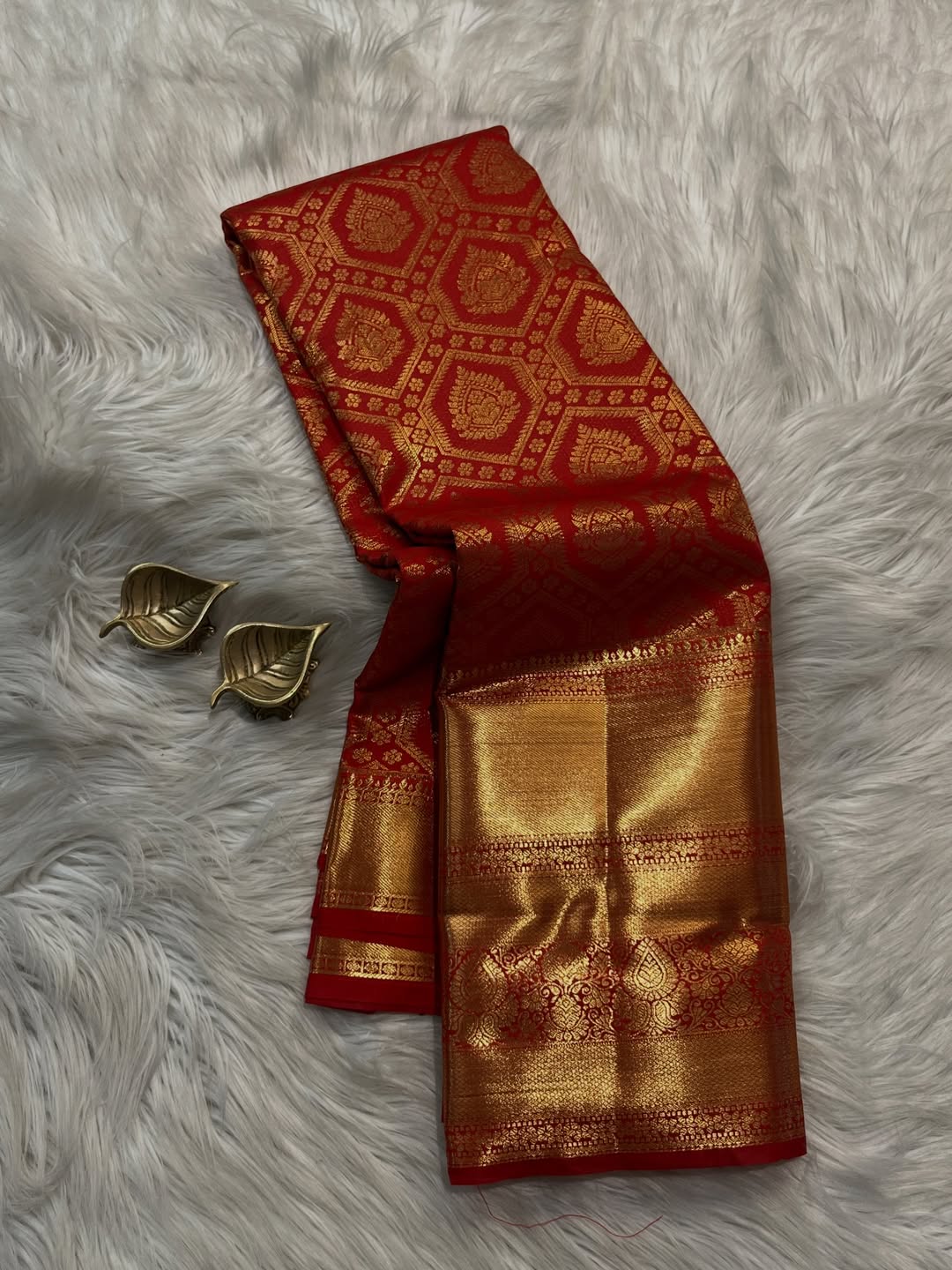 Prominent Red Pure Zari Weaving Banarasi Silk Saree With Beguiling Blouse Piece