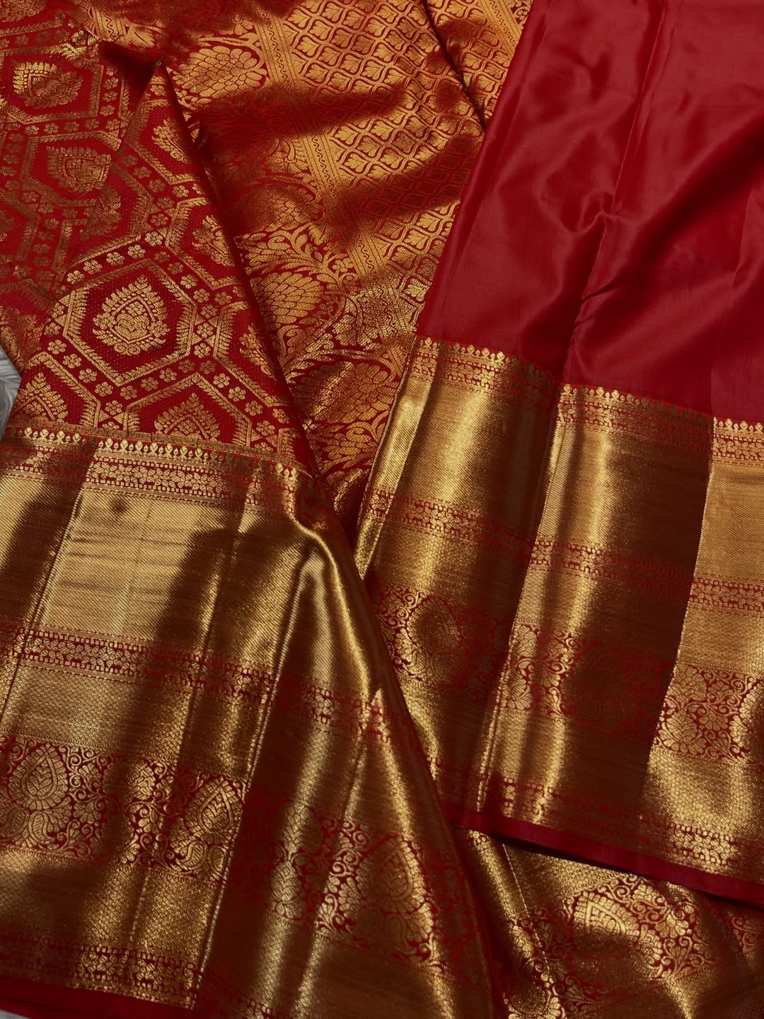 Prominent Red Pure Zari Weaving Banarasi Silk Saree With Beguiling Blouse Piece