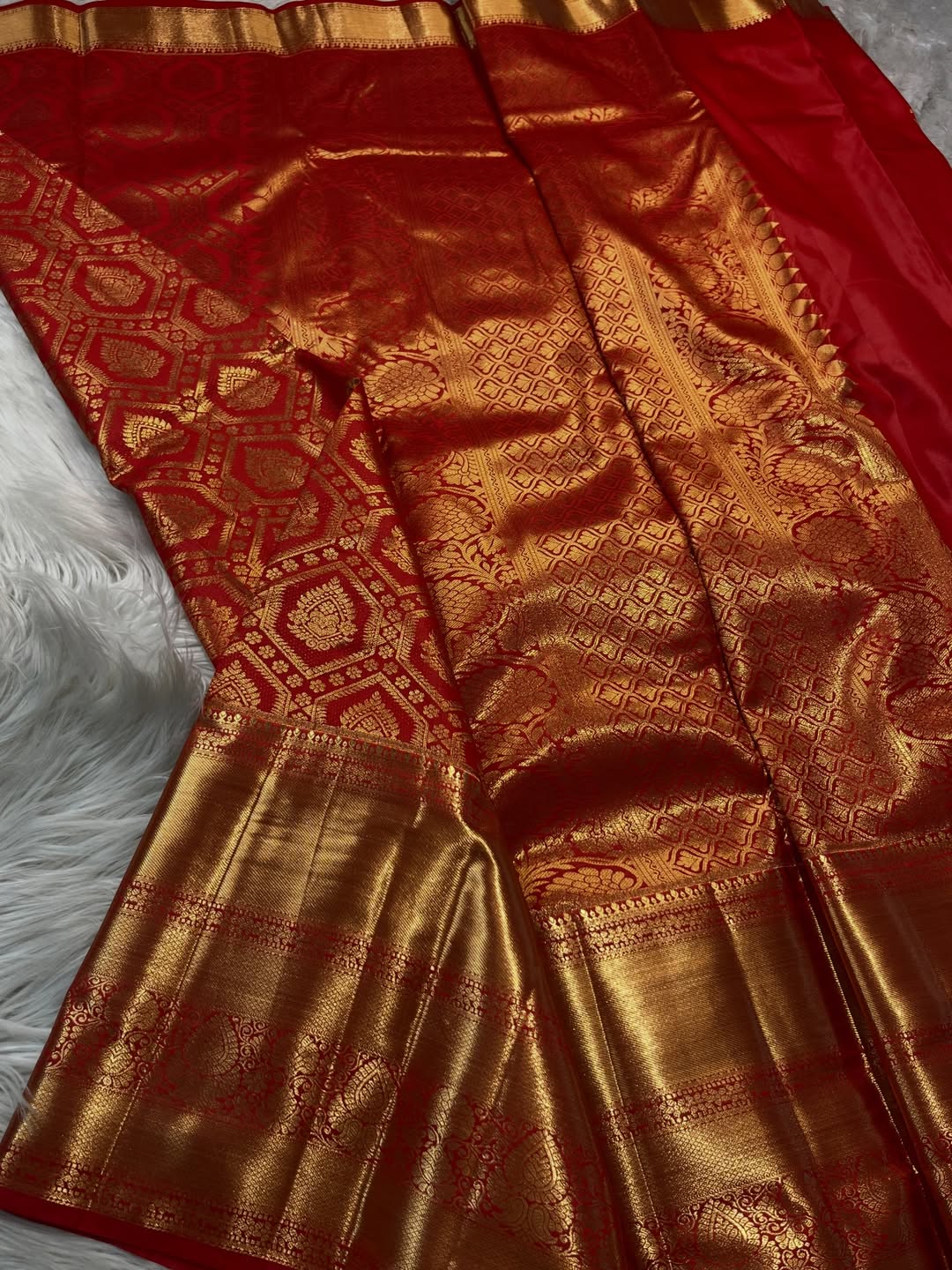 Prominent Red Pure Zari Weaving Banarasi Silk Saree With Beguiling Blouse Piece
