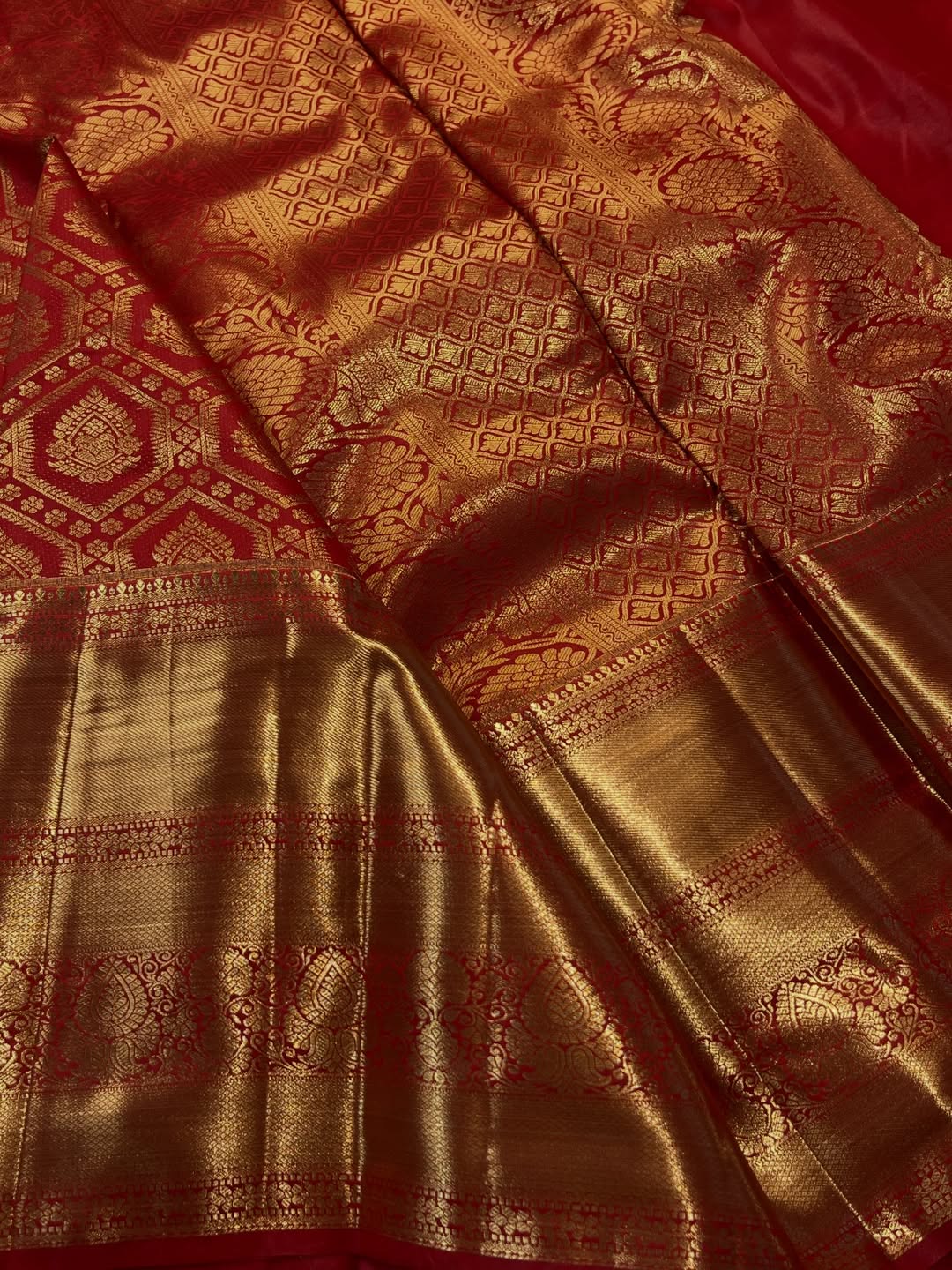 Prominent Red Pure Zari Weaving Banarasi Silk Saree With Beguiling Blouse Piece
