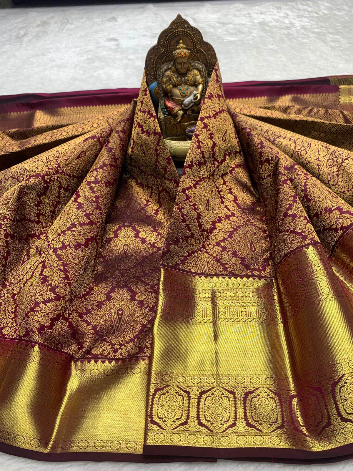 Evanescent Purple Pure Zari Weaving Banarasi Silk Saree With Seraphic Blouse Piece