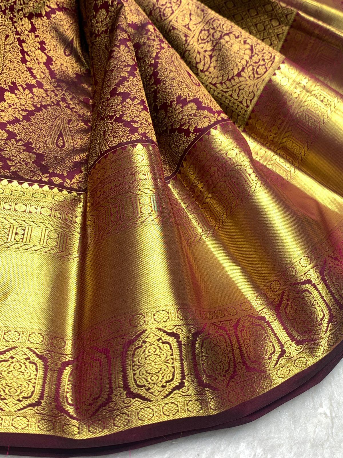 Evanescent Purple Pure Zari Weaving Banarasi Silk Saree With Seraphic Blouse Piece