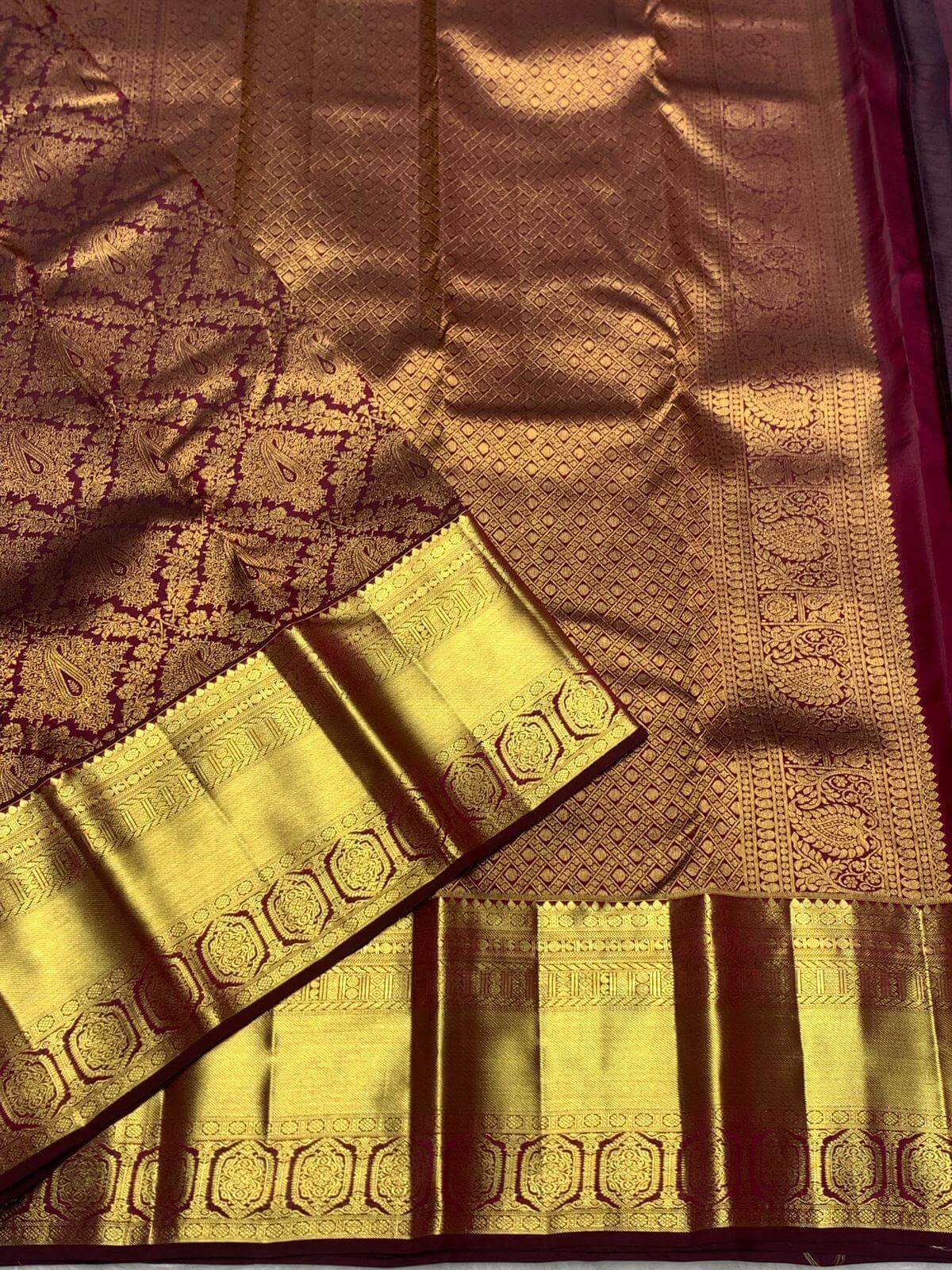 Evanescent Purple Pure Zari Weaving Banarasi Silk Saree With Seraphic Blouse Piece