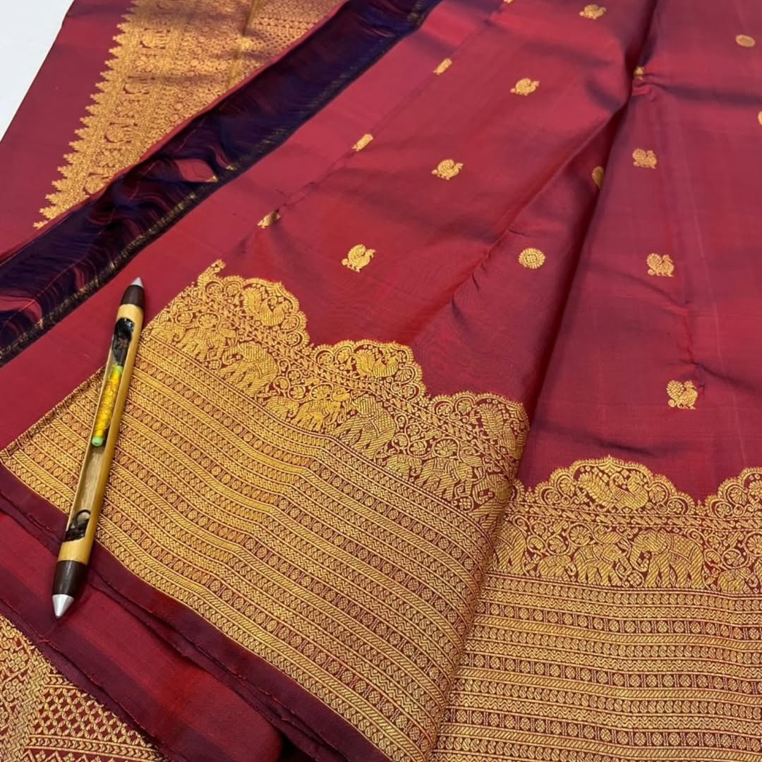 Admirable Maroon Pure Zari Weaving Banarasi Silk Saree With Chatoyant Blouse Piece