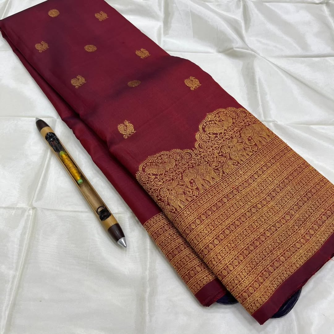 Admirable Maroon Pure Zari Weaving Banarasi Silk Saree With Chatoyant Blouse Piece