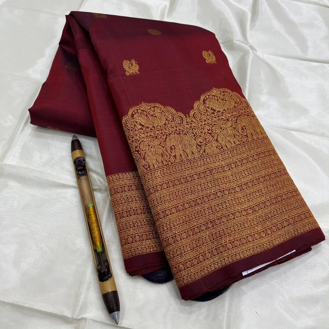 Admirable Maroon Pure Zari Weaving Banarasi Silk Saree With Chatoyant Blouse Piece