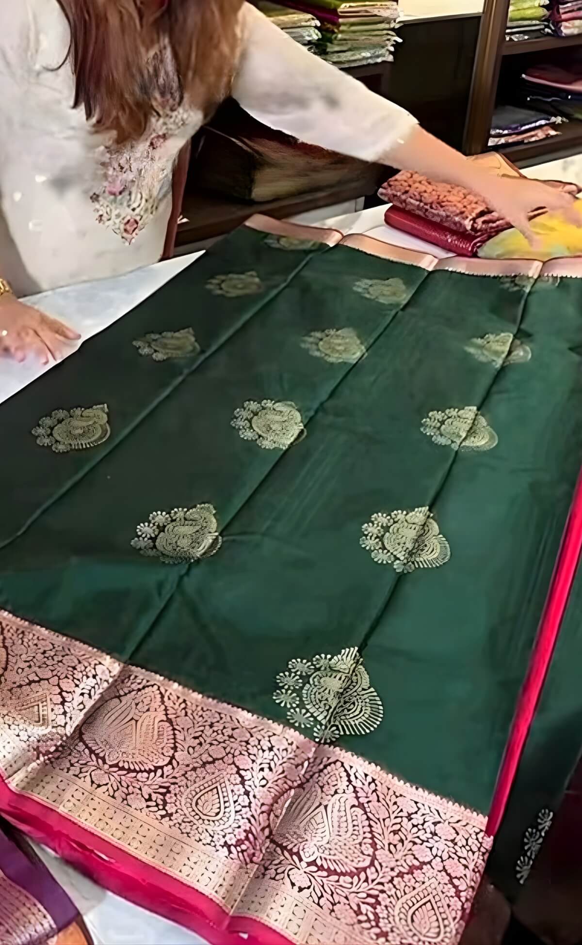 Redolent Dark Green Pure Zari Weaving Banarasi Silk Saree With Divine Blouse Piece