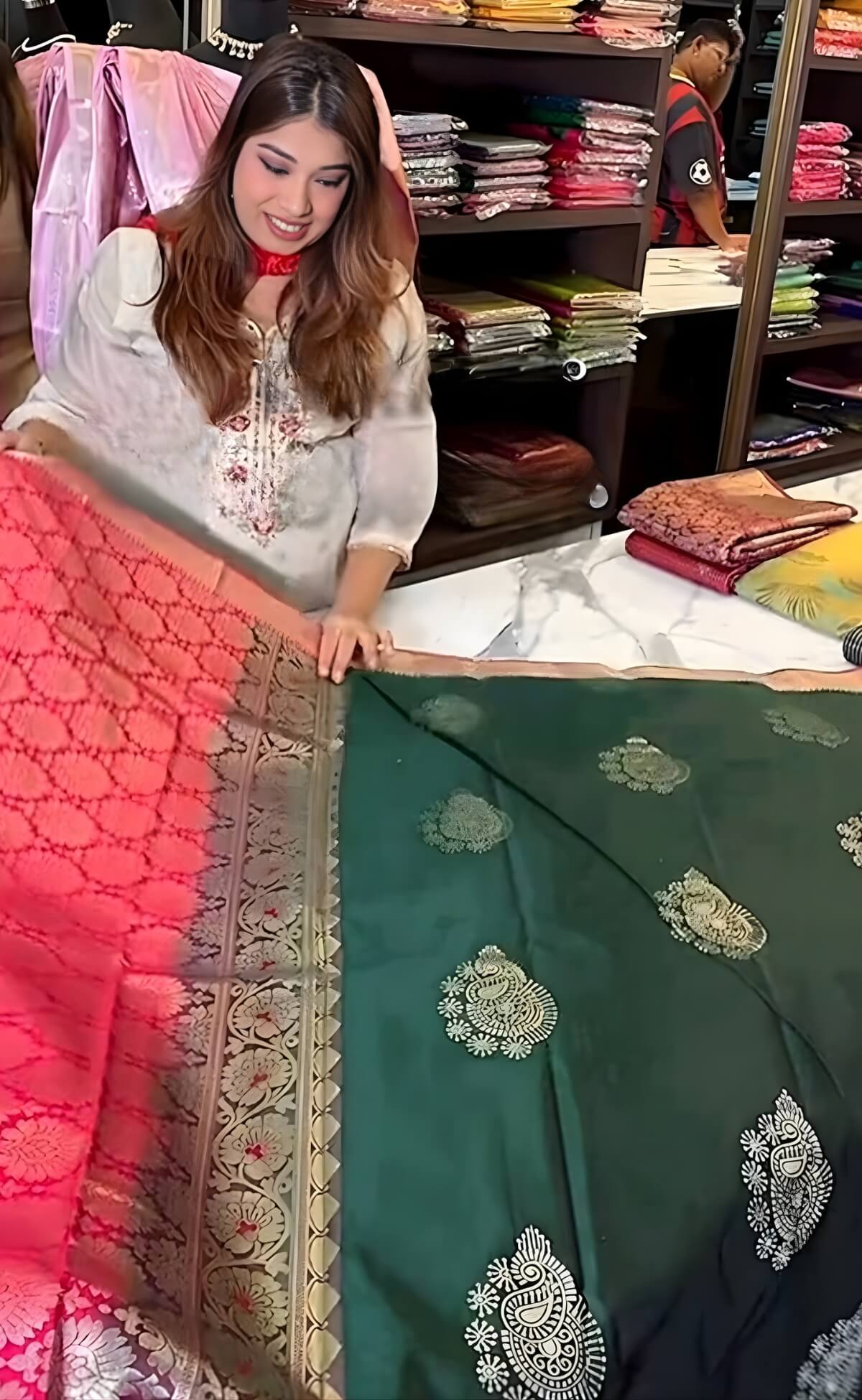 Redolent Dark Green Pure Zari Weaving Banarasi Silk Saree With Divine Blouse Piece