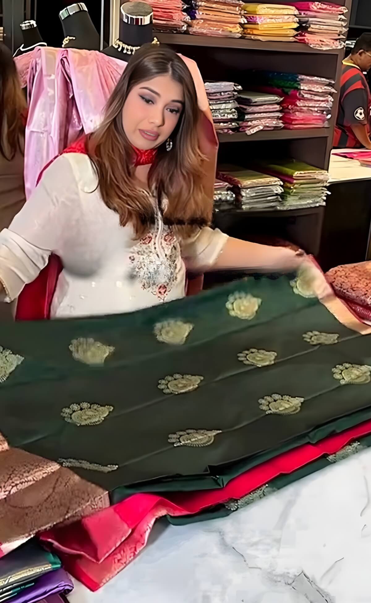 Redolent Dark Green Pure Zari Weaving Banarasi Silk Saree With Divine Blouse Piece