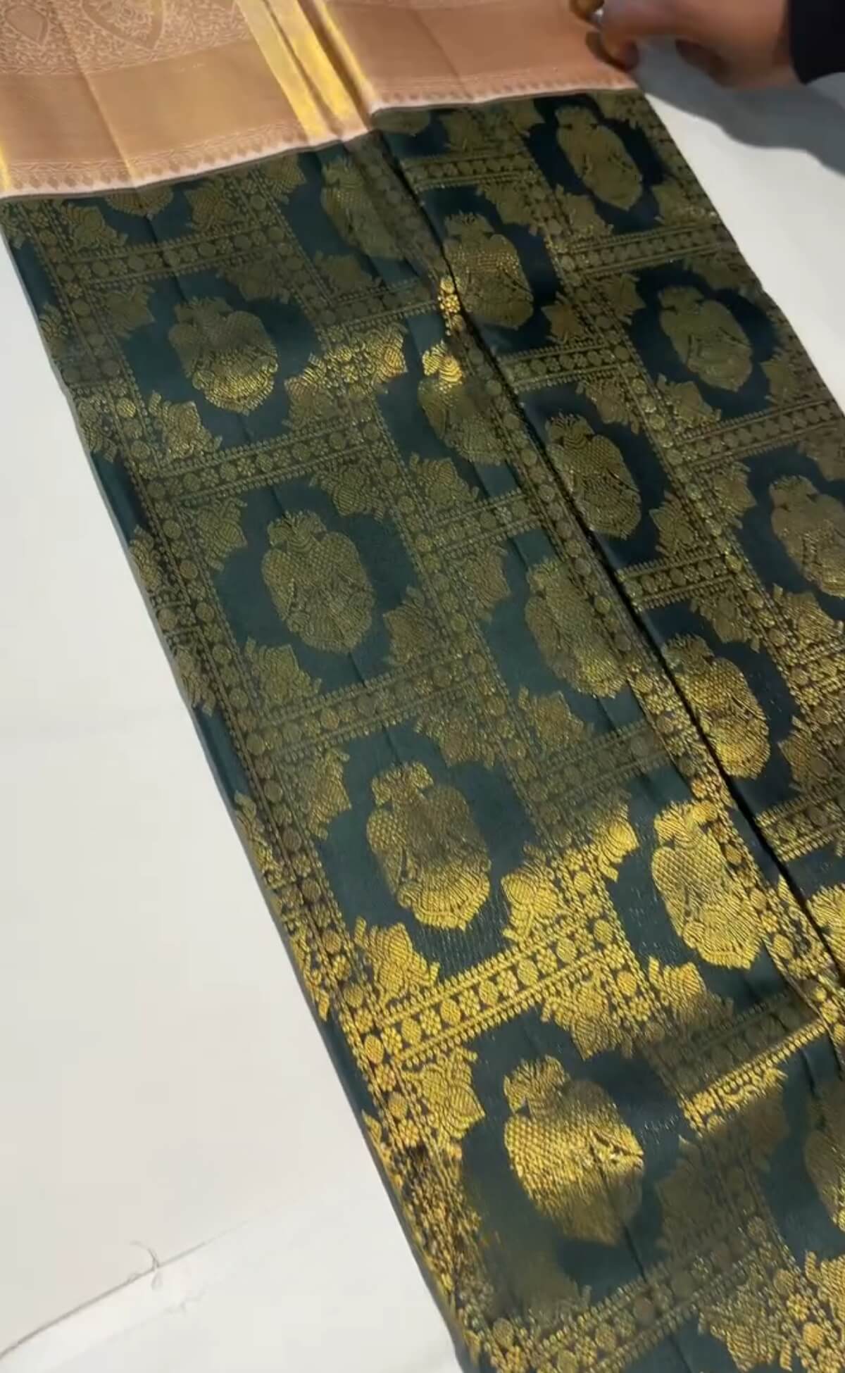 Profuse Dark Green Pure Zari Weaving Banarasi Silk Saree With Enchanting Blouse Piece