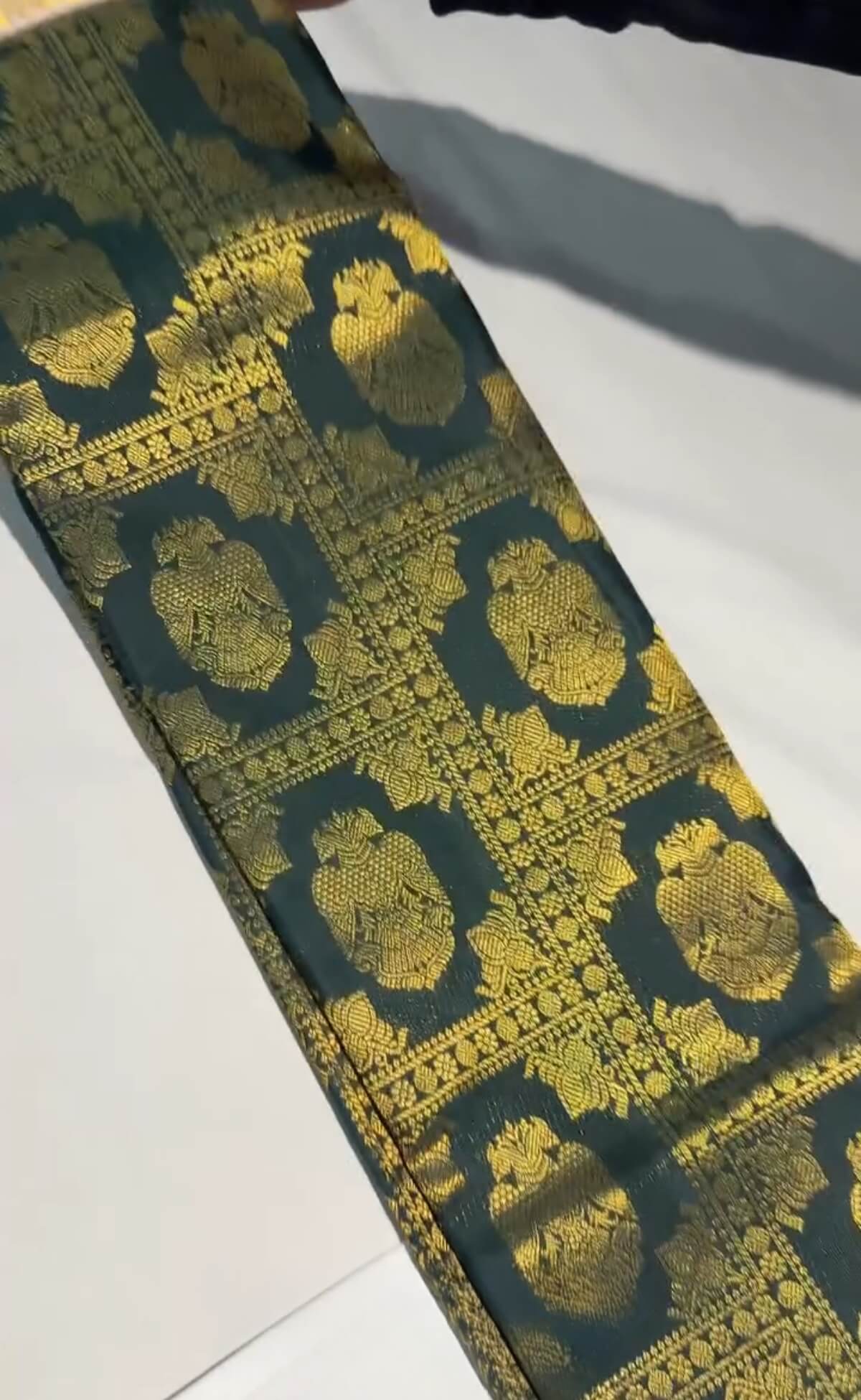 Profuse Dark Green Pure Zari Weaving Banarasi Silk Saree With Enchanting Blouse Piece