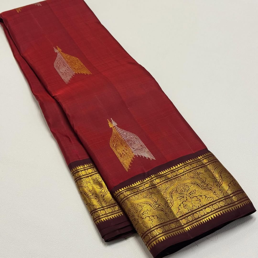 Magnetic Red Pure Zari Weaving Banarasi Silk Saree With Capricious Blouse Piece