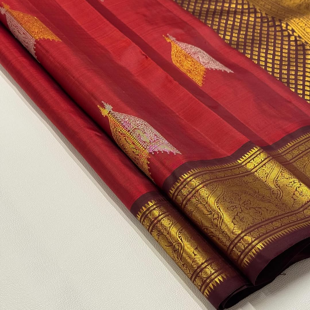 Magnetic Red Pure Zari Weaving Banarasi Silk Saree With Capricious Blouse Piece