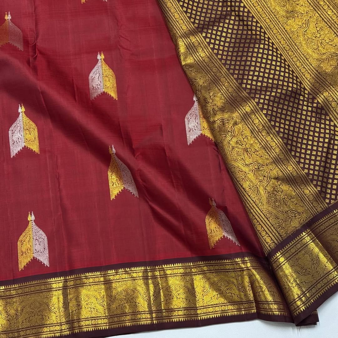 Magnetic Red Pure Zari Weaving Banarasi Silk Saree With Capricious Blouse Piece