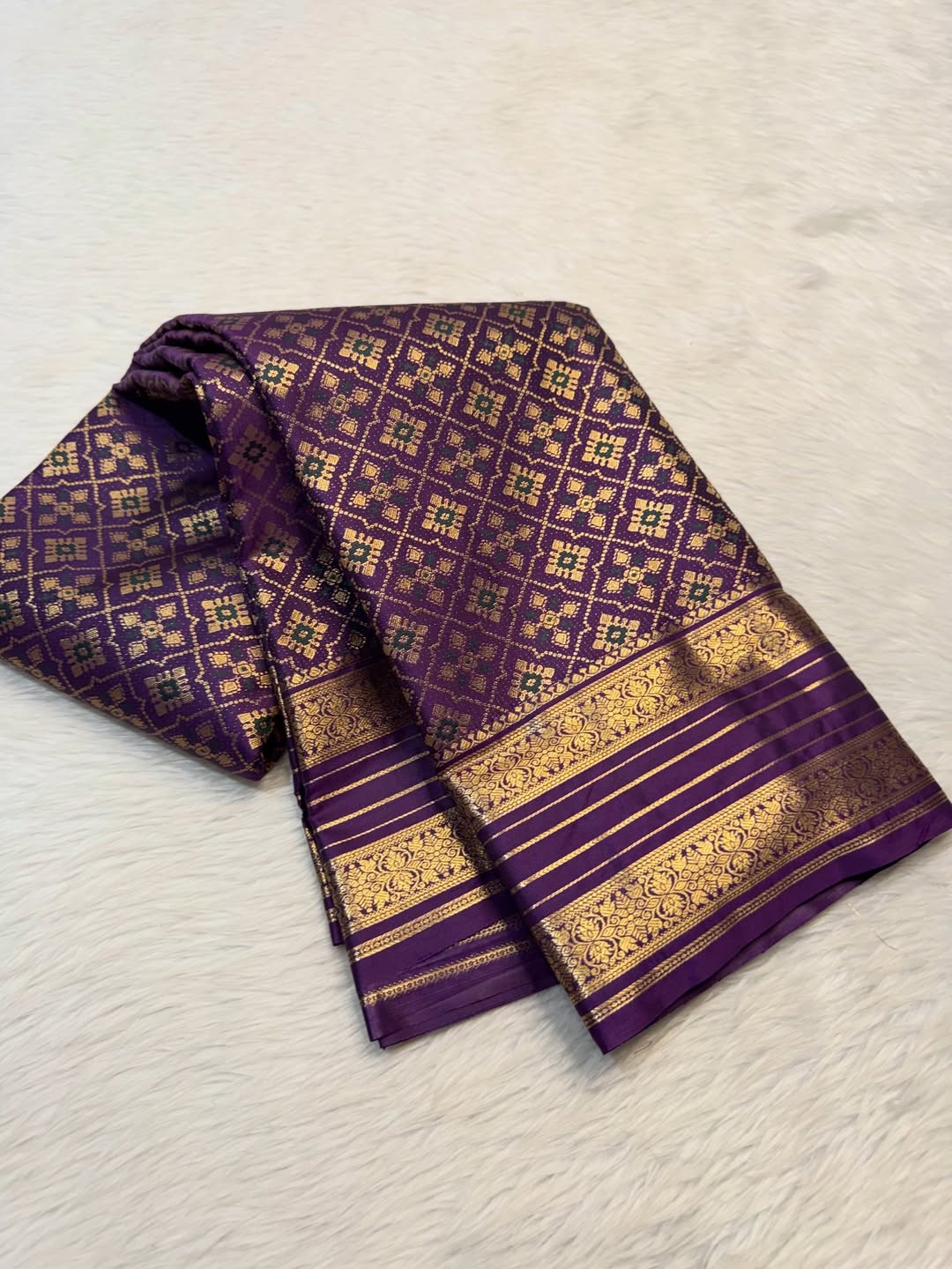 Sizzling Purple Pure Zari Weaving Banarasi Silk Saree With Quintessential Blouse Piece