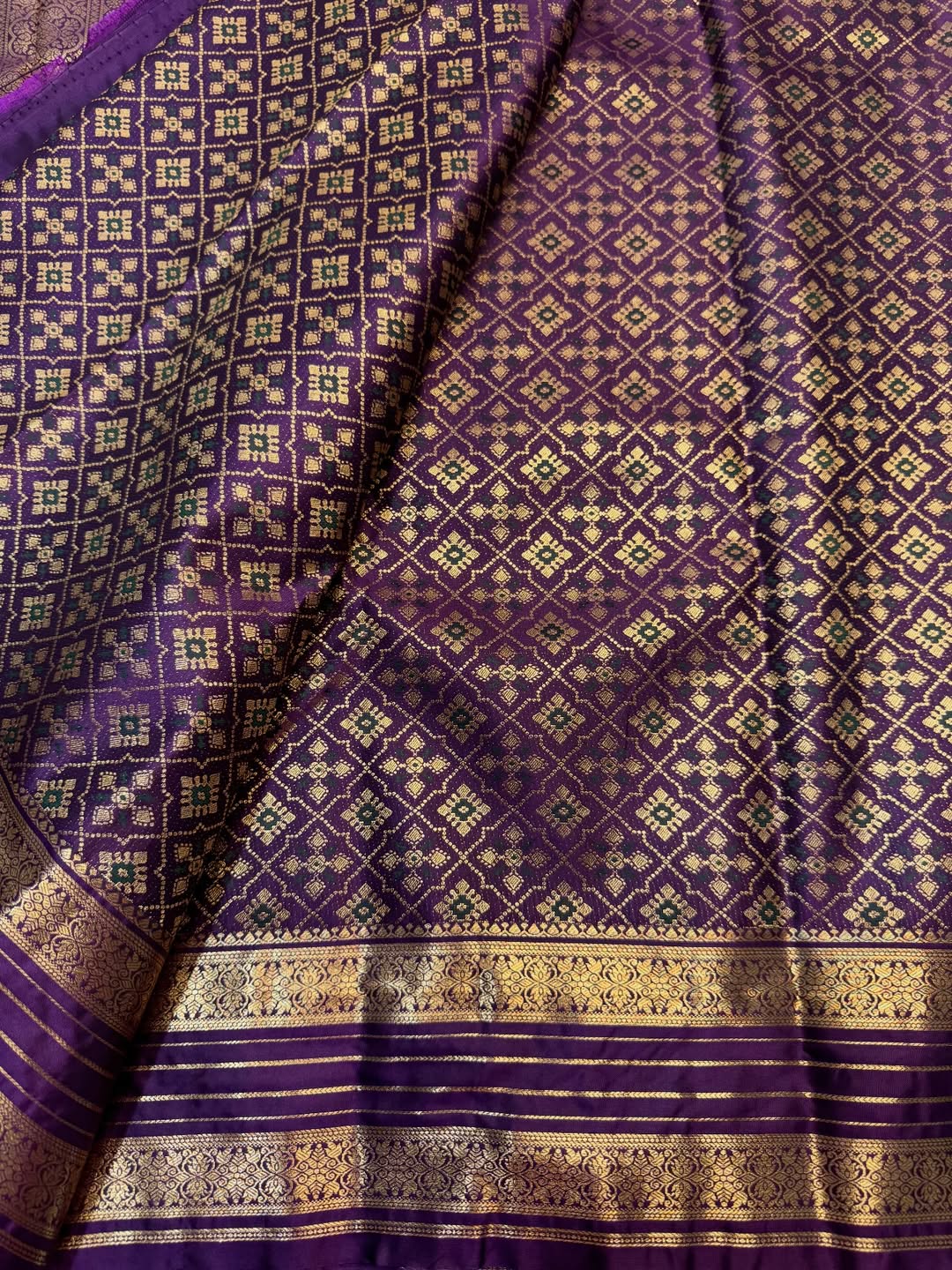 Sizzling Purple Pure Zari Weaving Banarasi Silk Saree With Quintessential Blouse Piece