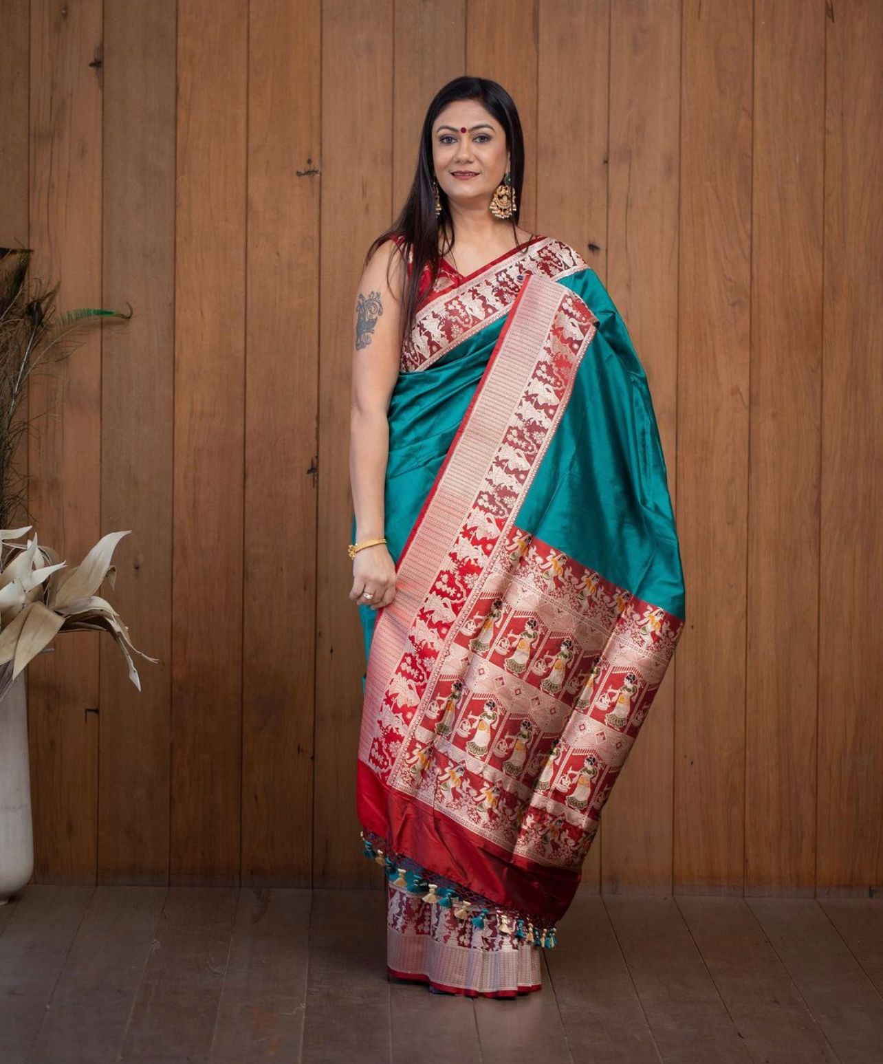 Glorious Rama Paithani Silk Saree With Ethnic Blouse Piece