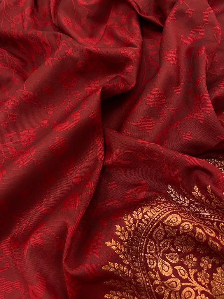 Flattering Maroon Soft Banarasi Silk Saree With Snazzy Blouse Piece