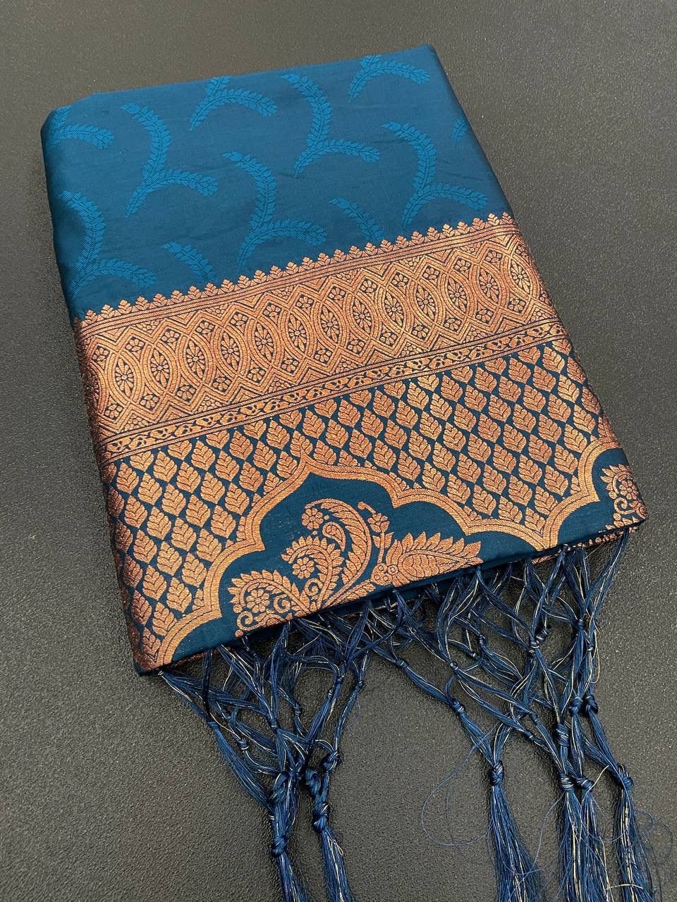 Amazing Rama Soft Banarasi Silk Saree With Snazzy Blouse Piece