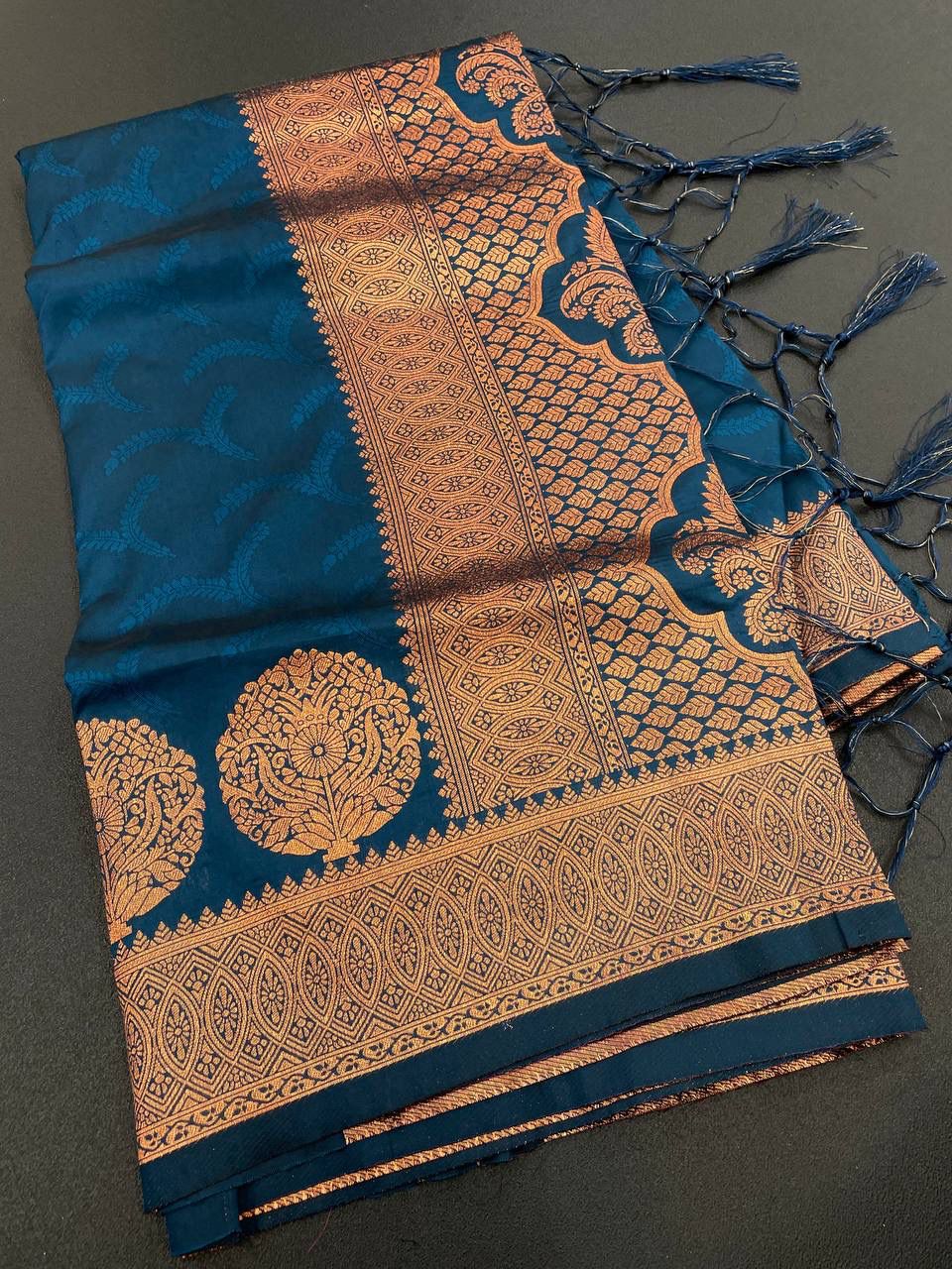 Amazing Rama Soft Banarasi Silk Saree With Snazzy Blouse Piece