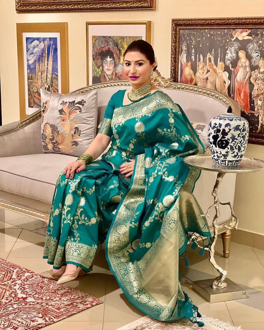 Beautiful Green Soft Silk Saree With Pretty Blouse Piece