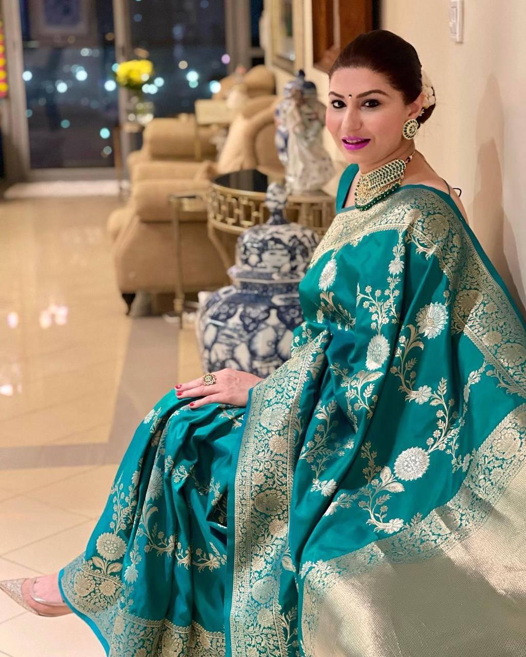 Beautiful Green Soft Silk Saree With Pretty Blouse Piece