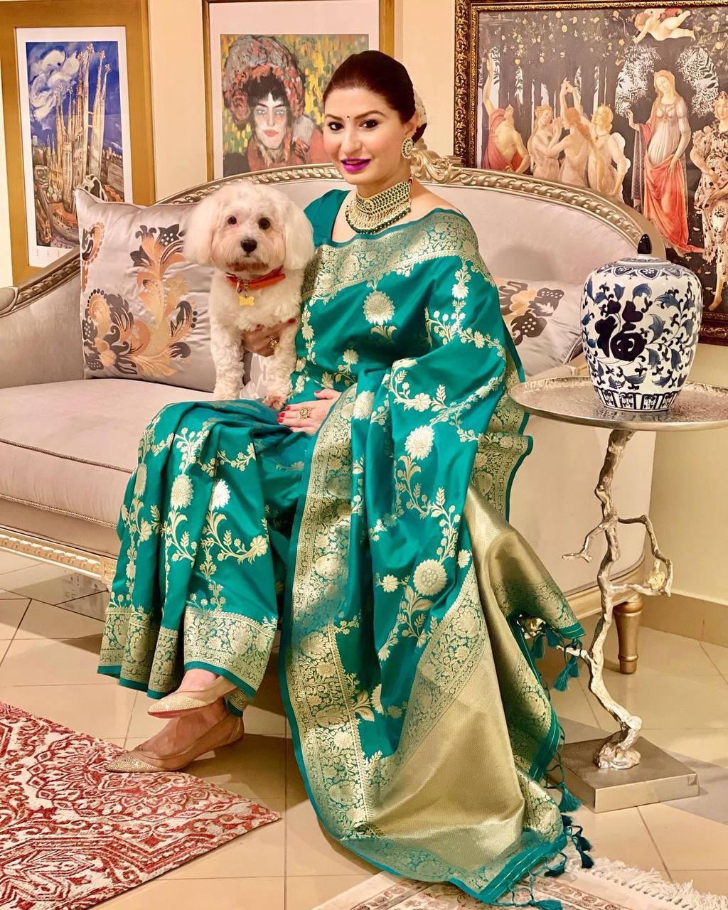 Beautiful Green Soft Silk Saree With Pretty Blouse Piece