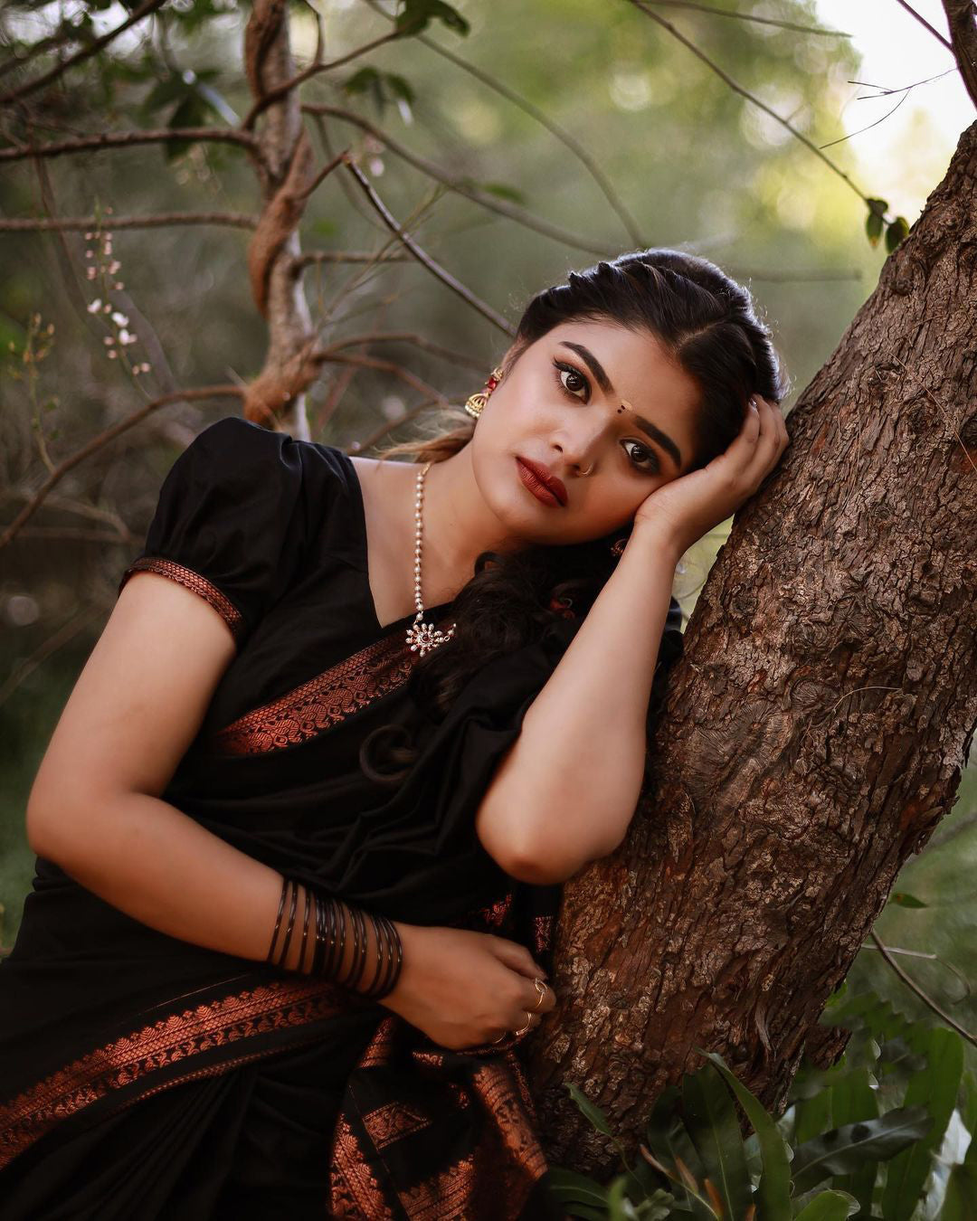 Proficient Black Soft Banarasi Silk Saree With Tremendous louse Piece