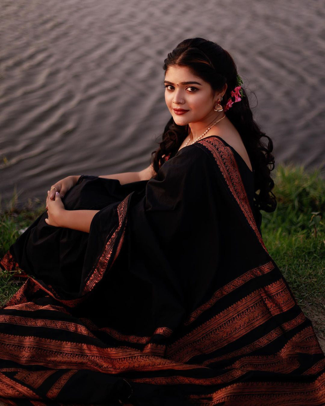 Proficient Black Soft Banarasi Silk Saree With Tremendous louse Piece