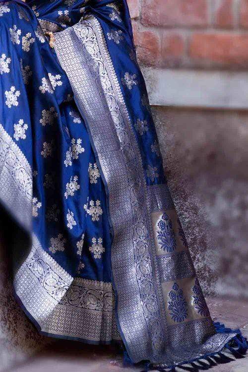 Snazzy Navy Blue Pure Banarasi Silk Saree with Magnetic Blouse Piece