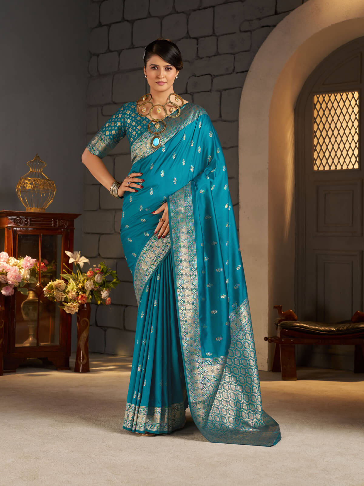 Luminous Firozi Banarasi Silk Saree With Ravishing Blouse Piece